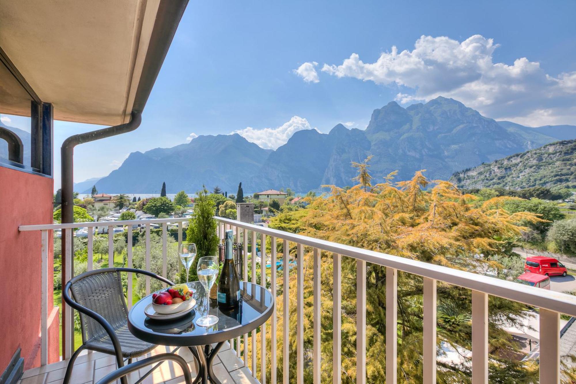 Bike & Wind Hotel Villa Maria Torbole Sul Garda Exterior photo